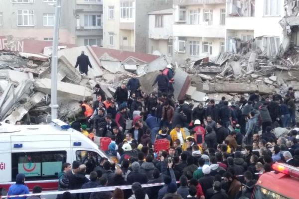 В Стамбуле из-за обвала семиэтажного дома погибли люди: появились шокирующие фото В Стамбуле из-за обвала семиэтажного дома погибли люди: появились шокирующие фото