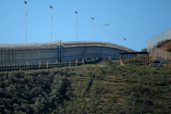 Трамп решил избавить США от мексиканцев: под указом о стене на границе Президент поставил свою подпись Трамп решил избавить США от мексиканцев: под указом о стене на границе Президент поставил свою подпись