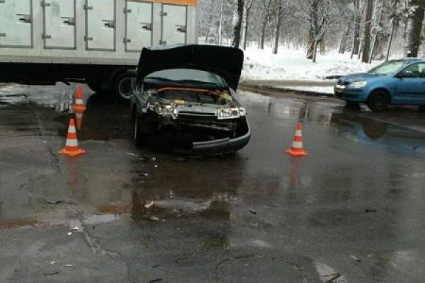 В Харькове произошло шокирующее ДТП: столкнулись два автомобиля, пострадал пешеход В Харькове произошло шокирующее ДТП: столкнулись два автомобиля, пострадал пешеход