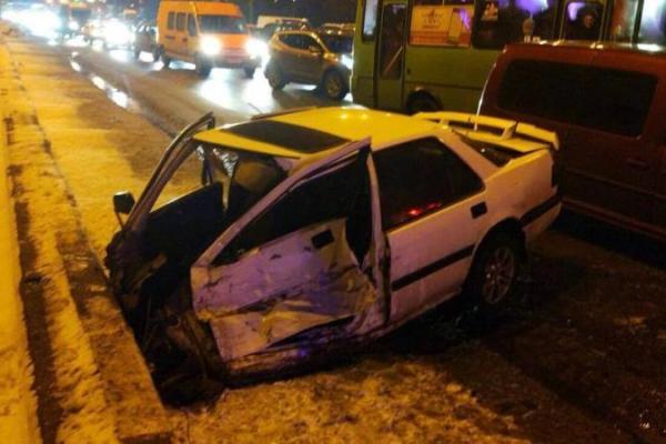 В Харькове произошло масштабное ДТП: столкнулись сразу семь автомобилей, появились фото В Харькове произошло масштабное ДТП: столкнулись сразу семь автомобилей, появились фото