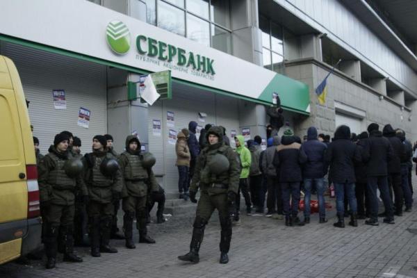 Пикеты в Киеве: "Азов" заблокировал центральные офисы российских банков