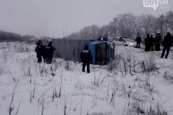 В Запорожской области произошло страшное ДТП: автозак с заключенными слетел с проезжей части, опубликованы фото В Запорожской области произошло страшное ДТП: автозак с заключенными слетел с проезжей части, опубликованы фото
