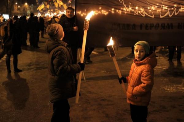 Появились фото и видео факельного шествия в честь Героев Крут в Киеве Появились фото и видео факельного шествия в честь Героев Крут в Киеве
