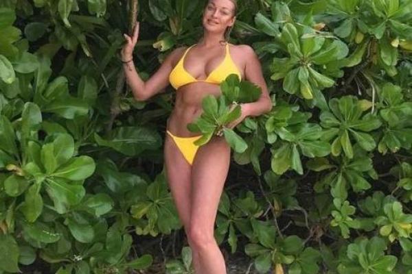 Волочкова запретила комментировать ее откровенные снимки с Мальдив