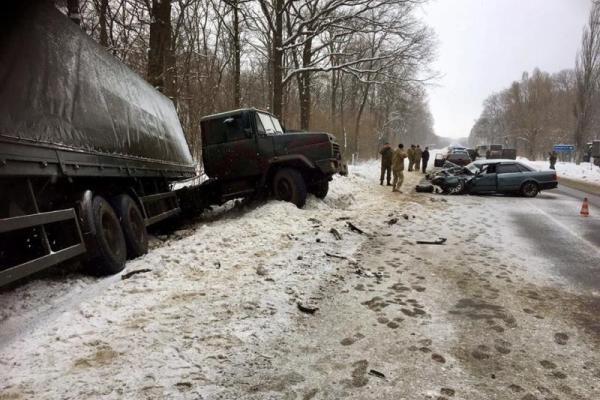 В Донецкой области произошло смертельное ДТП: военный КрАЗ снес с дороги два автомобиля В Донецкой области произошло смертельное ДТП: военный КрАЗ снес с дороги два автомобиля