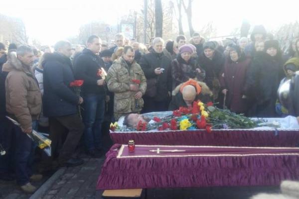 Появились трогательные кадры прощания с луганским бойцом АТО "Козаком": люди не могут сдержать слез Появились трогательные кадры прощания с луганским бойцом АТО "Козаком": люди не могут сдержать слез