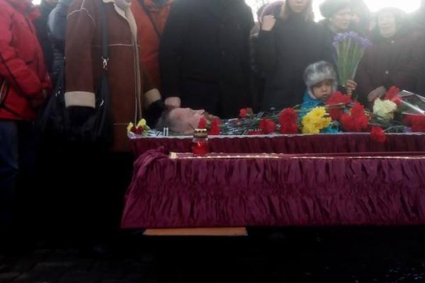 Появились трогательные кадры прощания с луганским бойцом АТО "Козаком": люди не могут сдержать слез Появились трогательные кадры прощания с луганским бойцом АТО "Козаком": люди не могут сдержать слез
