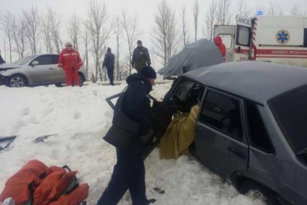 В Луганской области произошло жуткое ДТП: "Hyndai" выехал на встречку и врезался в "девятку"