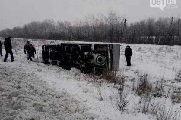 В Запорожской области произошло страшное ДТП: автозак с заключенными слетел с проезжей части, опубликованы фото В Запорожской области произошло страшное ДТП: автозак с заключенными слетел с проезжей части, опубликованы фото
