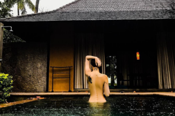 Солистка "НеАнгелов" произвела фурор, показав откровенное фото в бассейне