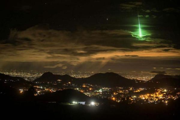 Жители Индии заметили пролетающий зеленый метеорит: появились кадры