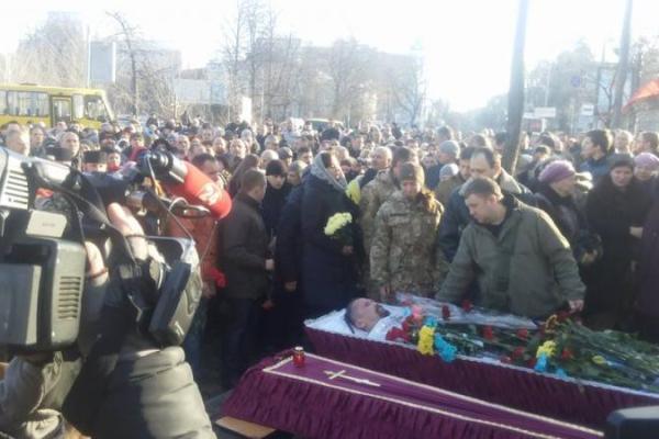 Появились трогательные кадры прощания с луганским бойцом АТО "Козаком": люди не могут сдержать слез Появились трогательные кадры прощания с луганским бойцом АТО "Козаком": люди не могут сдержать слез