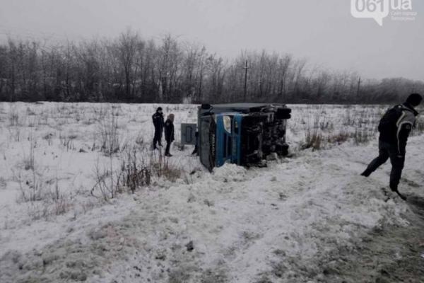 В Запорожской области произошло страшное ДТП: автозак с заключенными слетел с проезжей части, опубликованы фото В Запорожской области произошло страшное ДТП: автозак с заключенными слетел с проезжей части, опубликованы фото
