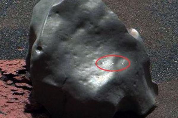 На Марсе обнаружен металлический метеорит: ученые NASA показали необычную находку