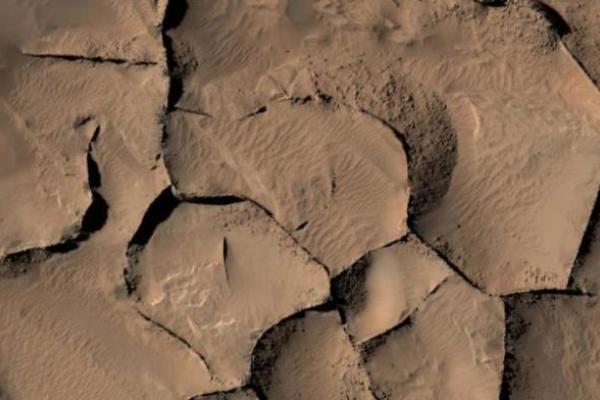 Специалисты NASA рассказали о гигантских структурах на Красной планете