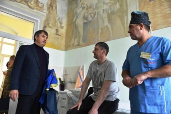 Представитель ФФУ поздравил раненых бойцов ВСУ