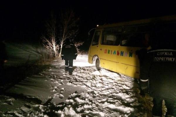 ЧП в Запорожье: спасатели освободили детей из снежного перемета ЧП в Запорожье: спасатели освободили детей из снежного перемета