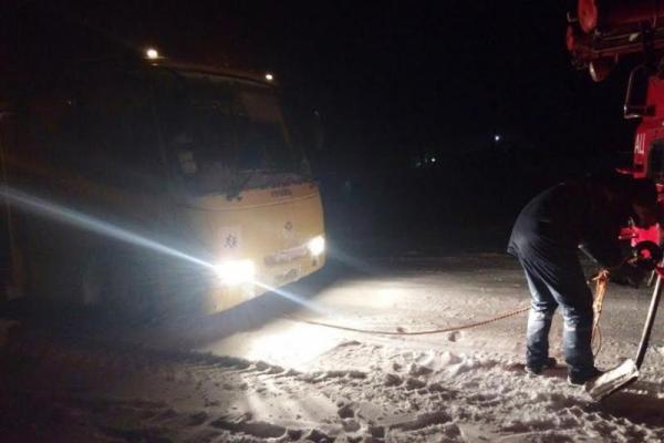 ЧП в Запорожье: спасатели освободили детей из снежного перемета ЧП в Запорожье: спасатели освободили детей из снежного перемета