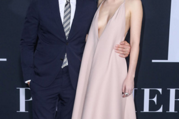 Актриса Дакота Джонсон шокировала публику откровенным платьем на премьере "50 оттенков" Актриса Дакота Джонсон шокировала публику откровенным платьем на премьере "50 оттенков"