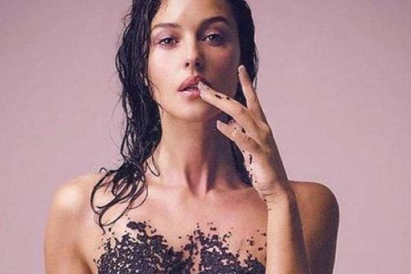 Моника Белуччи произвела фурор пикантным снимком Моника Белуччи произвела фурор пикантным снимком