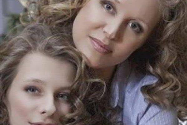 Актриса Лиза Арзамасова показала свою молодую маму