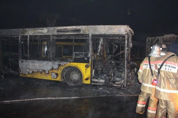 В Киеве ночью произошел пожар: горел автобусный парк В Киеве ночью произошел пожар: горел автобусный парк