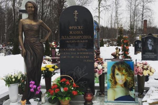 На могиле певицы Жанны Фриске появилось новое фото
