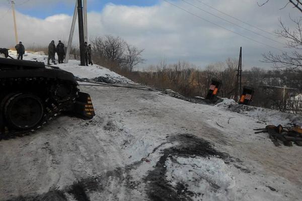 В Лисичанске снова попал в аварию военный тягач - видео В Лисичанске снова попал в аварию военный тягач - видео