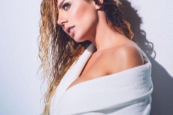 Беременная певица Анна Седокова поделилась пикантным снимком