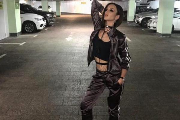 Телеведущая Ольга Бузова поразила поклонников странным нарядом Телеведущая Ольга Бузова поразила поклонников странным нарядом