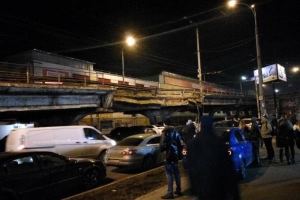 В Киеве произошла шокирующая трагедия: рухнул аварийный мост столицы В Киеве произошла шокирующая трагедия: рухнул аварийный мост столицы
