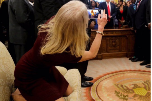 Блондинка и чернокожие мужчины: соцсети обсуждают откровенную позу советницы Трампа