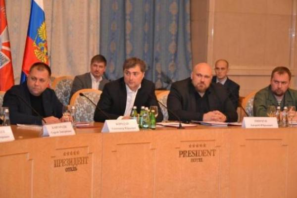 Хакеры опубликовали провокационные фото Суркова с боевиками "ЛНР" и "ДНР"