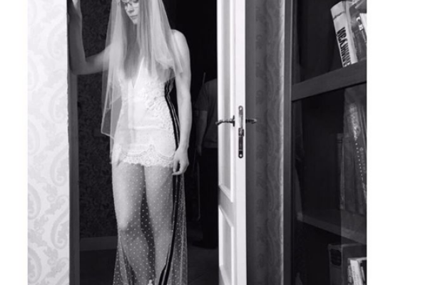 Актриса Светлана Ходченкова показала снимок в свадебном платье: поклонники в восторге