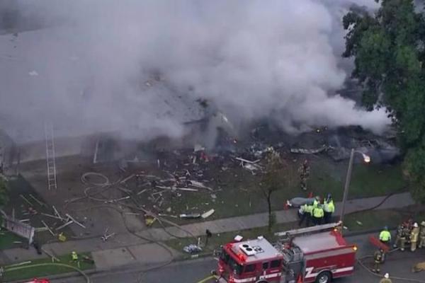 Трагедия в США: самолет упал на жилой дом, есть жертвы Трагедия в США: самолет упал на жилой дом, есть жертвы