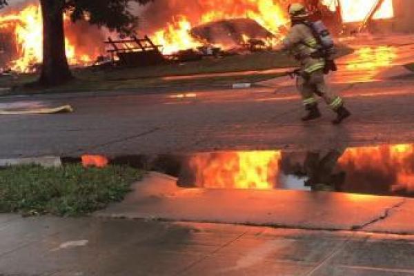 Трагедия в США: самолет упал на жилой дом, есть жертвы Трагедия в США: самолет упал на жилой дом, есть жертвы