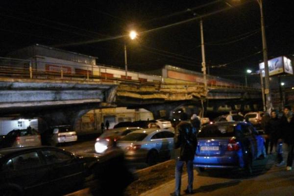 В Киеве произошла шокирующая трагедия: рухнул аварийный мост столицы В Киеве произошла шокирующая трагедия: рухнул аварийный мост столицы