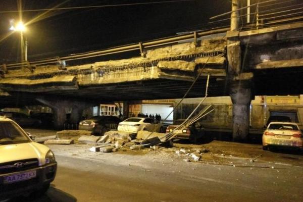 В Киеве произошла шокирующая трагедия: рухнул аварийный мост столицы В Киеве произошла шокирующая трагедия: рухнул аварийный мост столицы