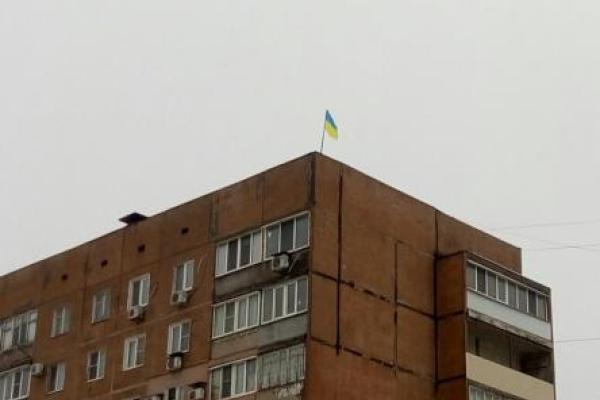 В оккупированном Донецке над многоэтажкой вывесили украинский флаг: появились фото В оккупированном Донецке над многоэтажкой вывесили украинский флаг: появились фото