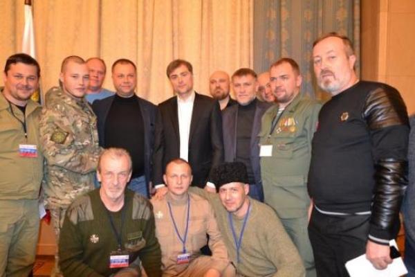 Хакеры опубликовали провокационные фото Суркова с боевиками "ЛНР" и "ДНР"