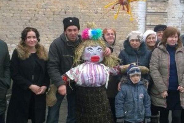 Масленица по "днровски": в Дебальцево боевики сожгли чучело Памелы Андерсон Масленица по "днровски": в Дебальцево боевики сожгли чучело Памелы Андерсон