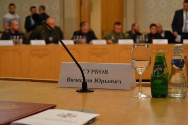 Хакеры опубликовали провокационные фото Суркова с боевиками "ЛНР" и "ДНР"