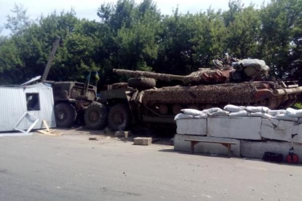 В Лисичанске снова попал в аварию военный тягач - видео В Лисичанске снова попал в аварию военный тягач - видео