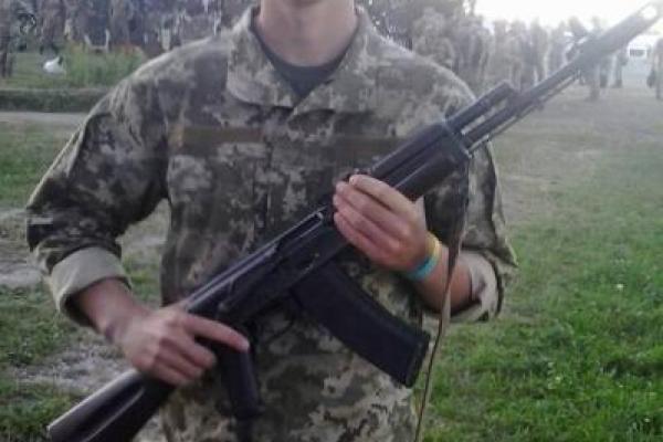 В Сети появились снимки с героически погибшим в зоне АТО бойцом: Владимиру Князеву было всего 18 лет В Сети появились снимки с героически погибшим в зоне АТО бойцом: Владимиру Князеву было всего 18 лет