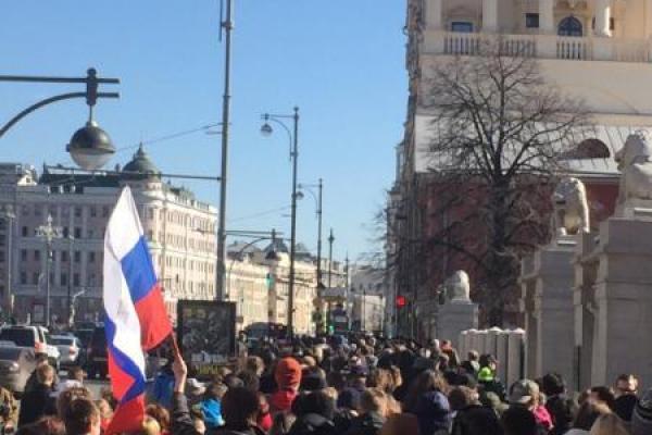 Люди идут за Навальным: в Москве и Питере протестуют против тотального воровства бюджетных денег