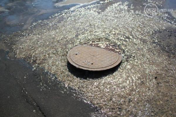 В Мариуполе затоплены несколько улиц: прохожие не реагируют, аварийных бригад нет