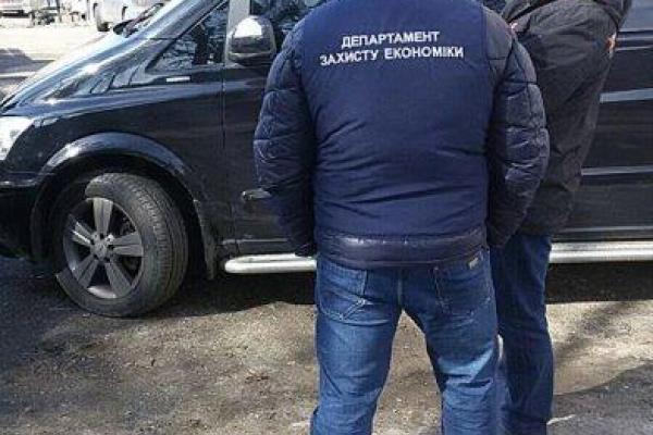 В Николаевской области правоохранители задержали взяточников, которые "зарабатывали" на моряках В Николаевской области правоохранители задержали взяточников, которые "зарабатывали" на моряках