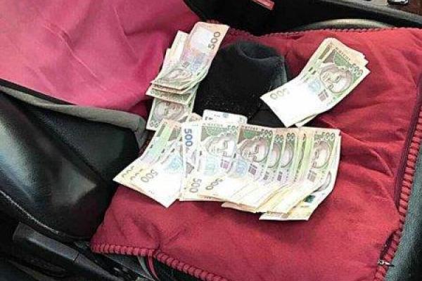 В Николаевской области правоохранители задержали взяточников, которые "зарабатывали" на моряках В Николаевской области правоохранители задержали взяточников, которые "зарабатывали" на моряках