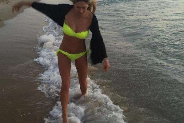 Певица Вера Брежнева показала фигуру в купальнике: поклонники в восторге