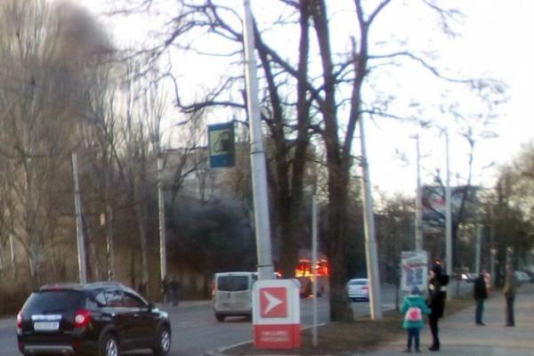 В центре Донецка произошел пожар: полностью сгорела маршрутка, появились кадры